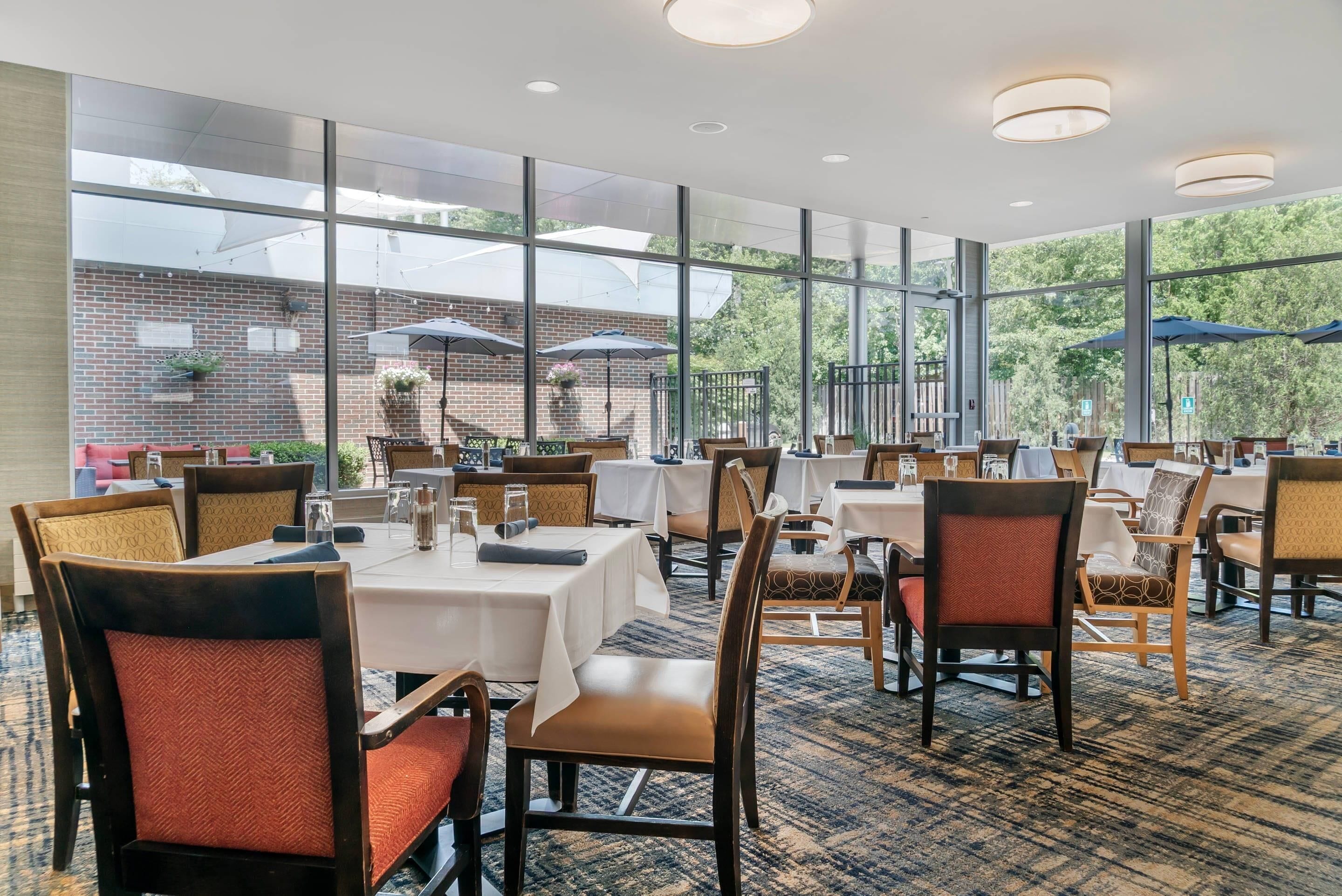 تقديم الإفطار والغداء والع شاء