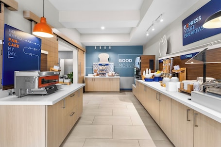 Desayuno buffet incluido. Holiday Inn Express Hotel & Suites Van Wert by IHG