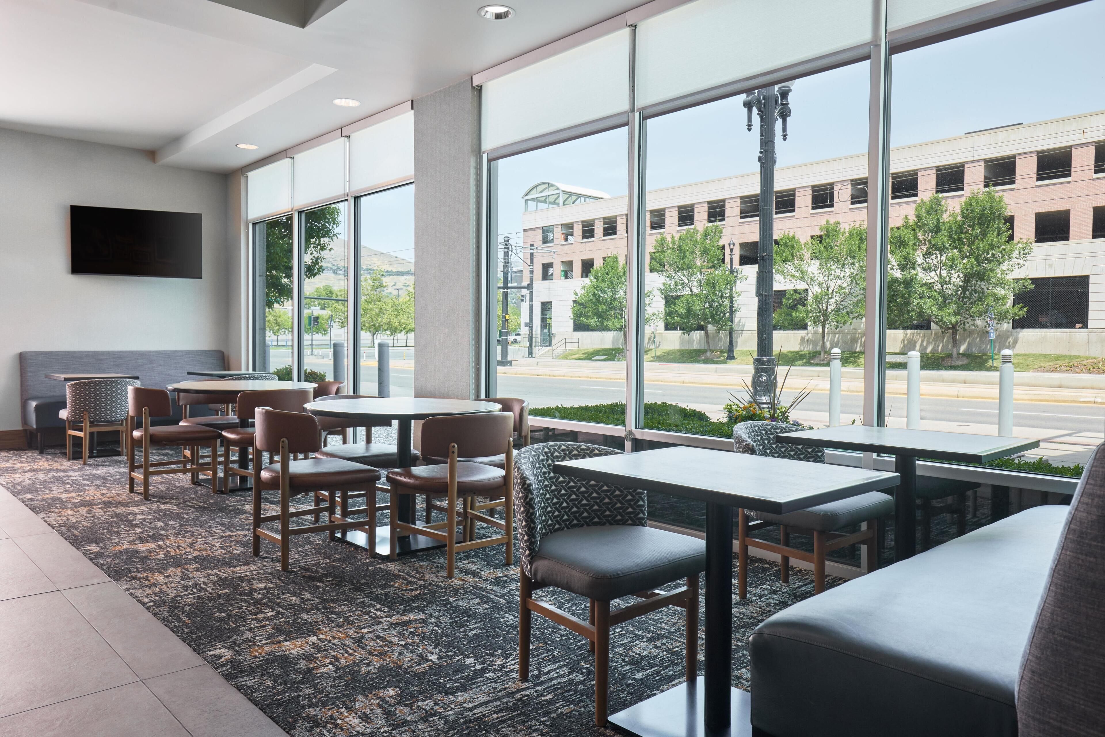 供應早餐、午餐、晚餐；美國菜