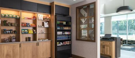 Una cocina moderna con armarios de madera, un refrigerador negro y una ventana con persianas.
