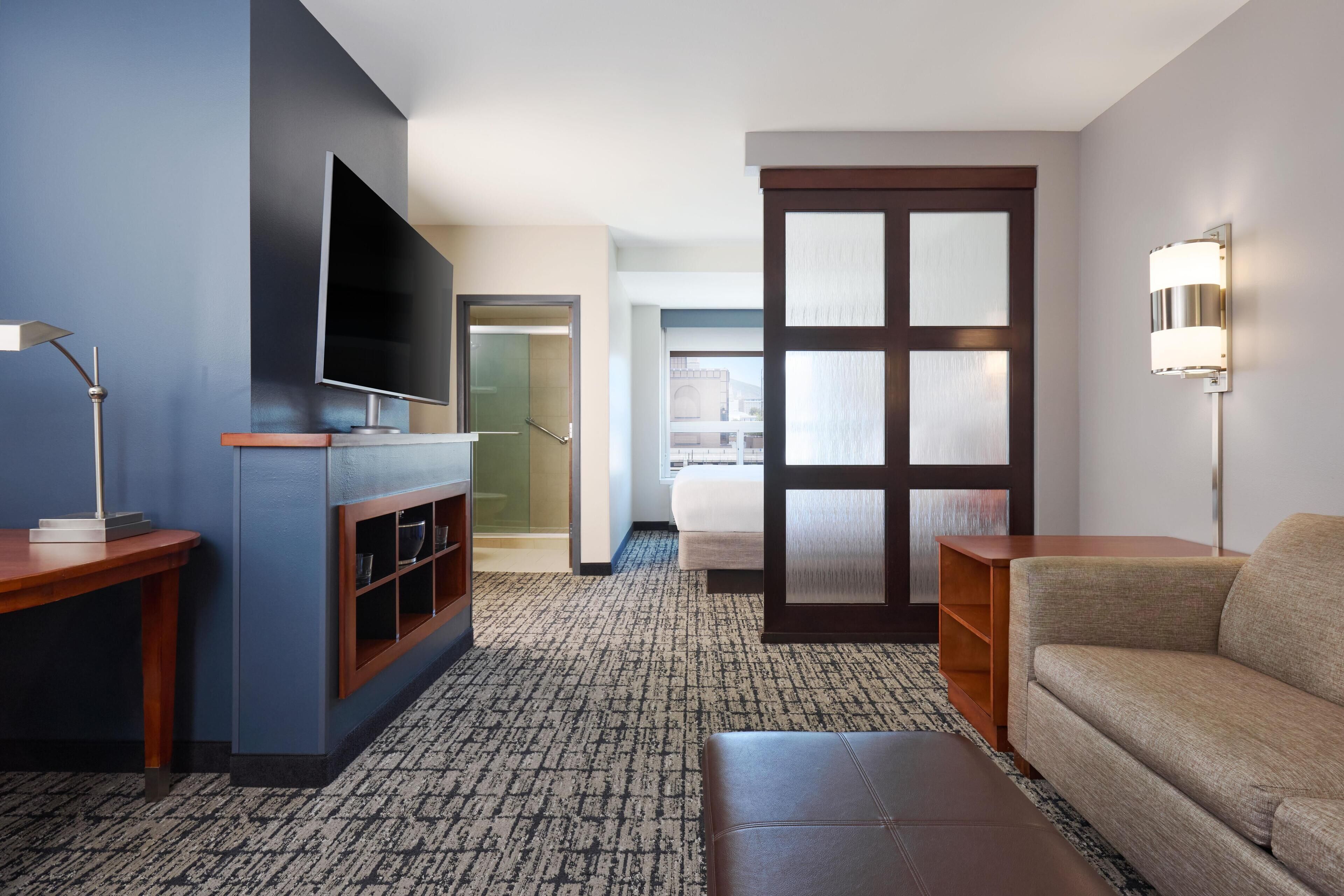 Standard Room, 1 King Bed | Hypo-allergenic bedding, down comforters, desk, laptop workspace