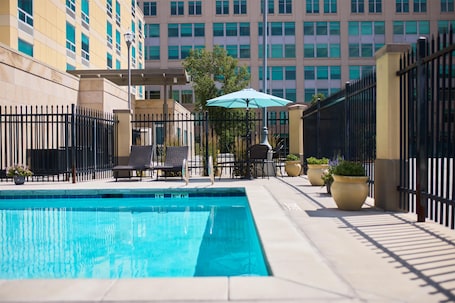 Una piscina al aire libre de temporada