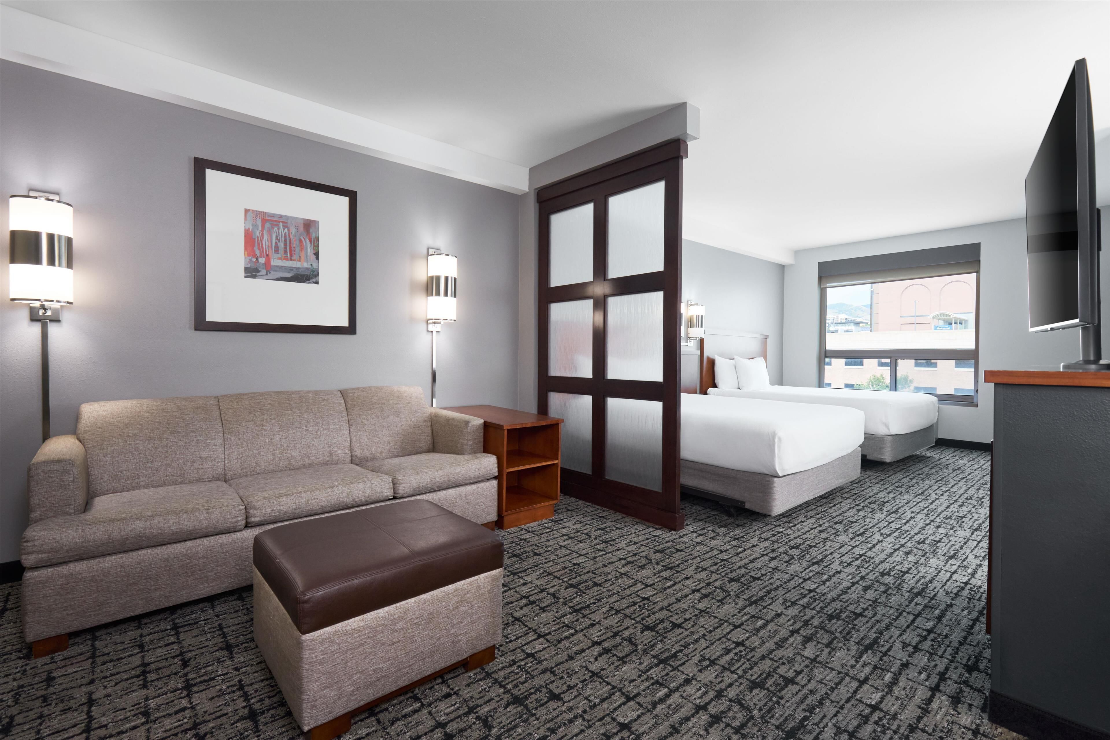 Hypoallergeen beddengoed, donsdekens, een bureau, een laptopwerkplek