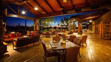 5 restaurants, breakfast served