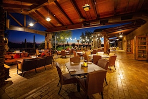 5 restaurants, breakfast served