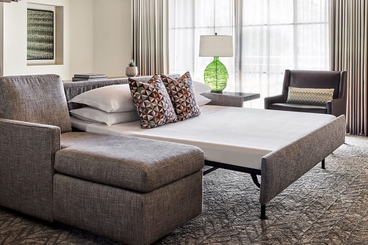 1 bedroom, Egyptian cotton sheets, premium bedding, down comforters