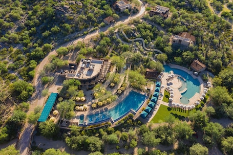 3 piscinas al aire libre, sombrillas, sillones reclinables de piscina