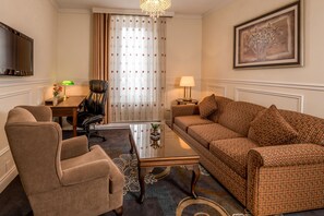 Suite Deluxe, 1 letto king con divano letto | Soggiorno | Smart TV 55 pollici con canali digitali, TV, servizi in streaming