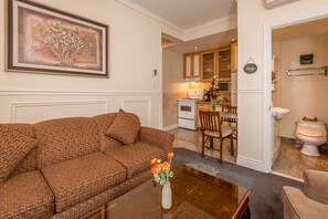 Suite Deluxe, 1 letto king con divano letto | Area soggiorno | Smart TV 55 pollici con canali digitali, TV, servizi in streaming