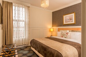 Deluxe Suite, 1 King Bed with Sofa bed | Egyptian cotton sheets, premium bedding, pillowtop beds, in-room safe - Parc Suites Hotel (Montreal)