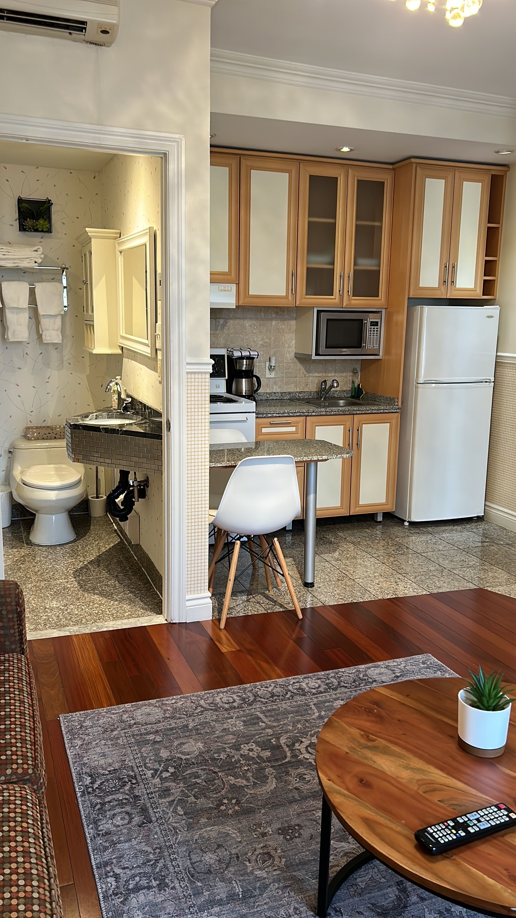 套房, 1 張加大雙人床及 1 張梳化床 | 浴室 | 花灑/浴缸組合、名牌梳洗用品、風筒、提供毛巾