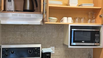 Microondas, horno, placa de cocina, cafetera/tetera