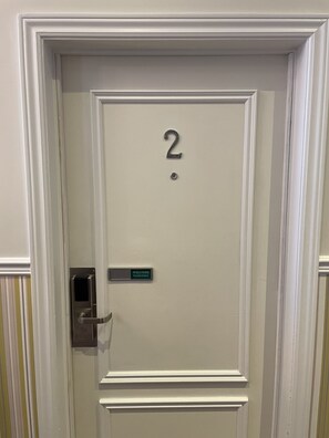 Deluxe Studio, Multiple Beds | Egyptian cotton sheets, premium bedding, pillowtop beds, in-room safe - Parc Suites Hotel (Montreal)