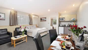 Large One Bedroom Apartment  | 1 bedroom, Egyptian cotton sheets, premium bedding, Select Comfort beds