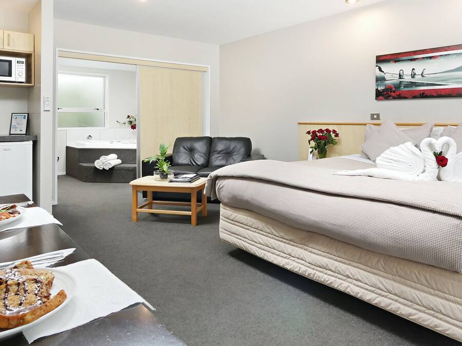 Executive Spa Suite | Egyptian cotton sheets, premium bedding, Select Comfort beds