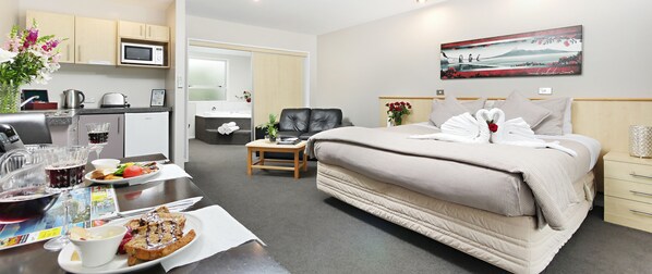  Executive Spa Suite  | Egyptian cotton sheets, premium bedding, Select Comfort beds - Arthur's Court Motor Lodge (Christchurch)