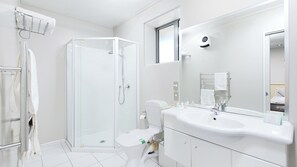 Shower, free toiletries, hair dryer, bathrobes - Arthur's Court Motor Lodge (Christchurch)