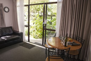 One Bedroom King Twin Suite - Prepaid | In-room dining