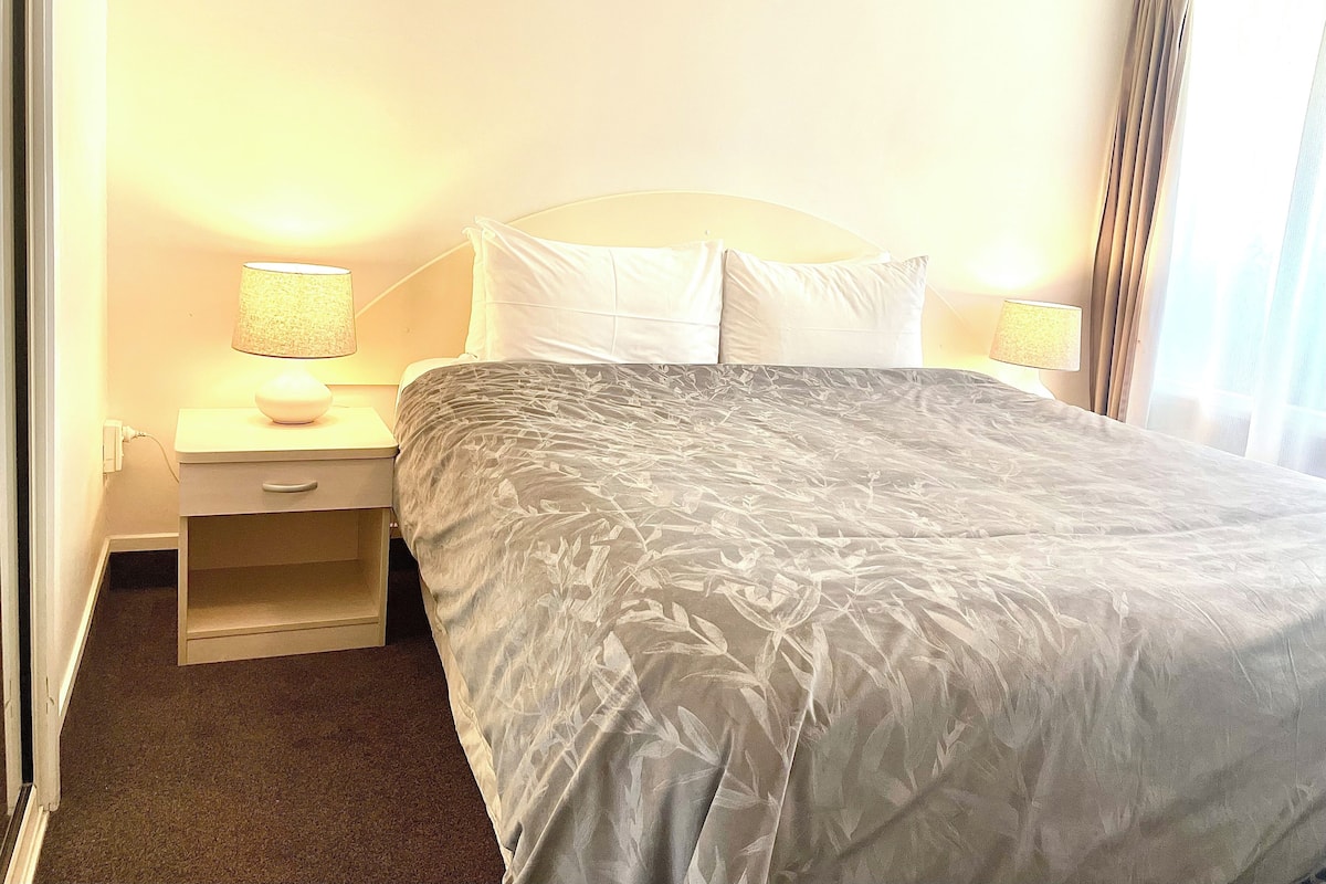 Family Suite, 2 Bedrooms, Kitchen | 1 bilik tidur, peti besi dalam bilik, seterika/papan seterika