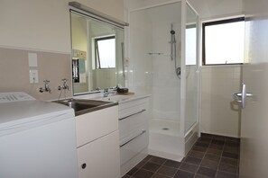 Apartamento superior, 2 quartos, sacada, vista para o jardim | Banheiro | Chuveiro, secador de cabelo, toalhas de banho 