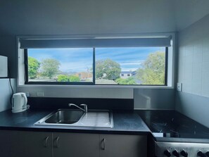Superior-Apartment, 2 Schlafzimmer, Balkon, Gartenblick | Eigene Küche | Kühlschrank, Wasserkocher mit Kaffee-/Teezubehör, Wasserkocher