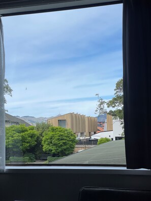 Departamento superior, 2 habitaciones, balcón, vista al jardín | Servicio a la habitación