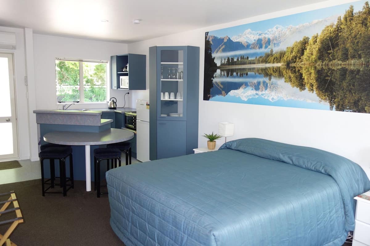 Tirai kedap cahaya dan setrika/meja setrika