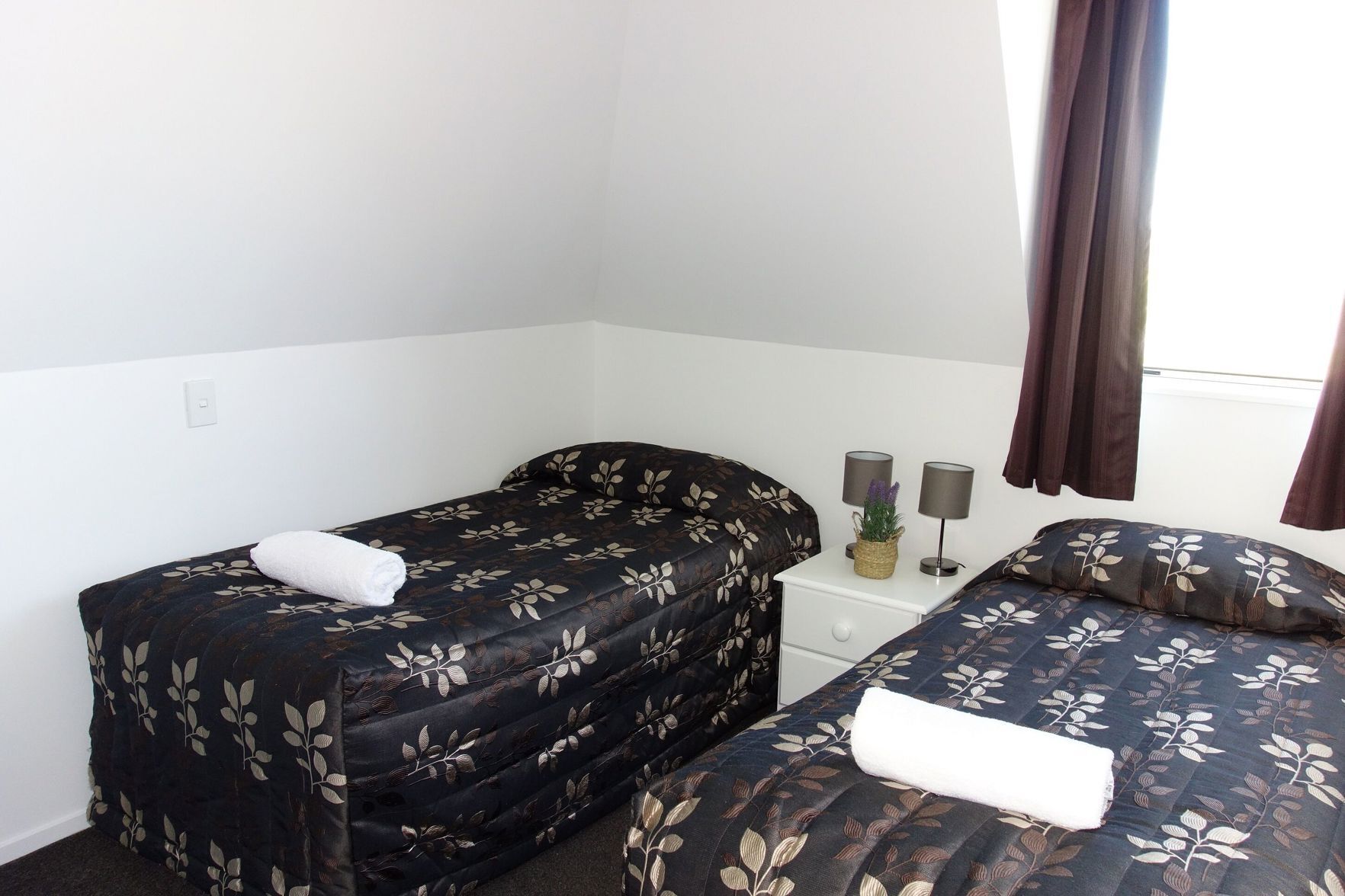 Tirai kedap cahaya dan setrika/meja setrika