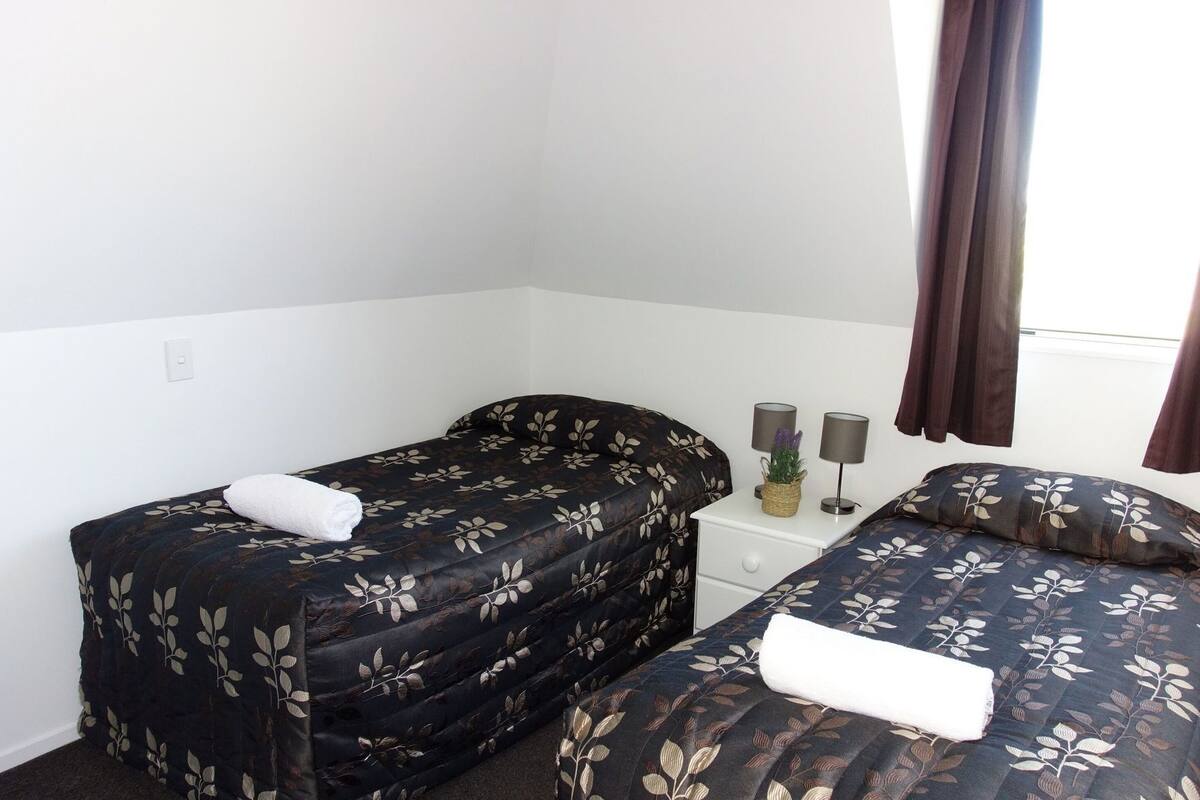 Tirai kedap cahaya dan setrika/meja setrika