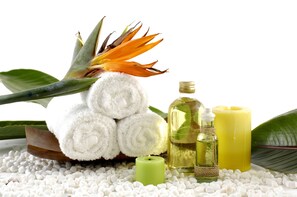 2 treatment rooms, manicures and pedicures, massages - DoubleTree by Hilton Dubai Port Saeed (Dubai)