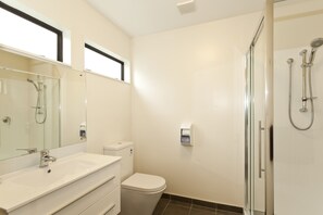 Superior Studio, Non Smoking, Kitchenette (Superior Studio - Twin) | Bathroom | Shower, hair dryer, towels - Gothic Heights Motel (Christchurch)