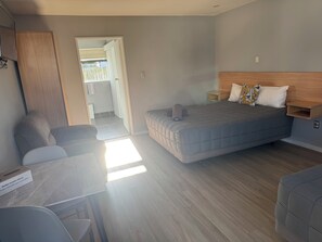 Desk, soundproofing, iron/ironing board, cots/infant beds - Gothic Heights Motel (Christchurch)
