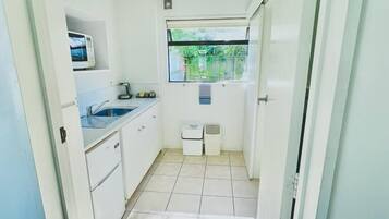 Refrigerador, microondas, cafetera y tetera y tetera eléctrica