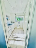 Lemari es, microwave, mesin pembuat kopi/teh, dan ketel listrik