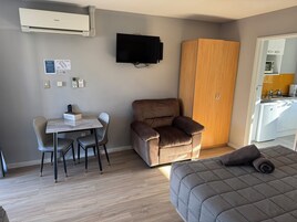 Studio Superior, Bebas Asap Rokok, dapur kecil (Superior Studio - Twin) | Meja kerja, kedap suara, dan setrika/meja setrika