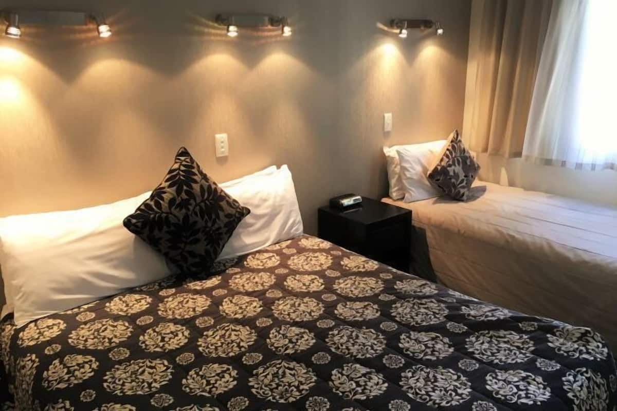 1 slaapkamer, een strijkplank/strijkijzer, gratis wifi, beddengoed