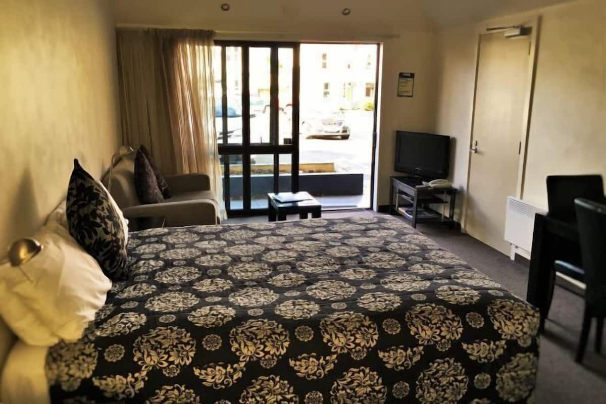 1 slaapkamer, een strijkplank/strijkijzer, gratis wifi, beddengoed