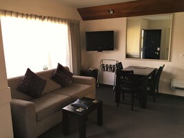 家庭房, 1 间卧室 | 起居区 | 32-英寸纯平电视 （配备卫星频道）、电视