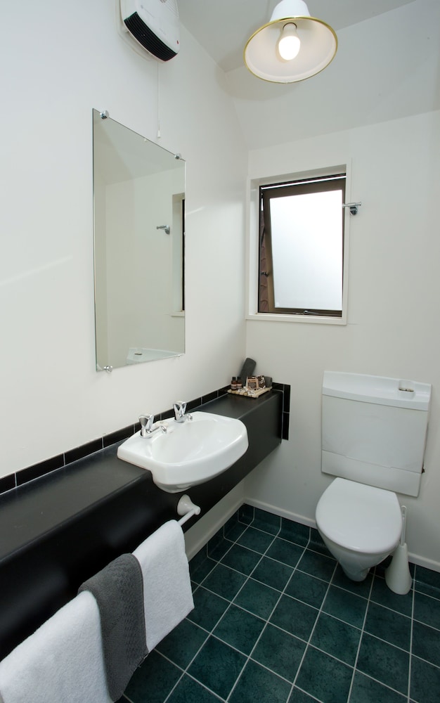 Cable Court Motel by null