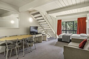 Habitación familiar (N) | Área de sala de estar | Televisión de pantalla plana de 30 pulgadas con canales vía satélite