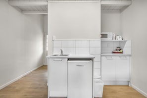 Spa Unit H | Private kitchen | Mini-fridge, microwave, stovetop, electric kettle