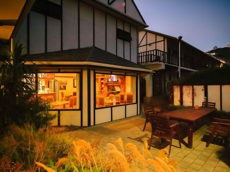 Breakfast and dinner served. Capital Lodge Motor Inn