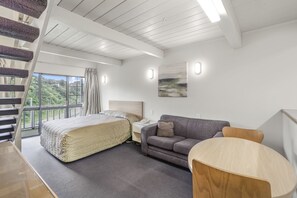 Duplex Deluxe - 2 queensize-sängar (Spa Unit I) | Vardagsrum | 30-tums platt-tv med satellitkanaler och tv