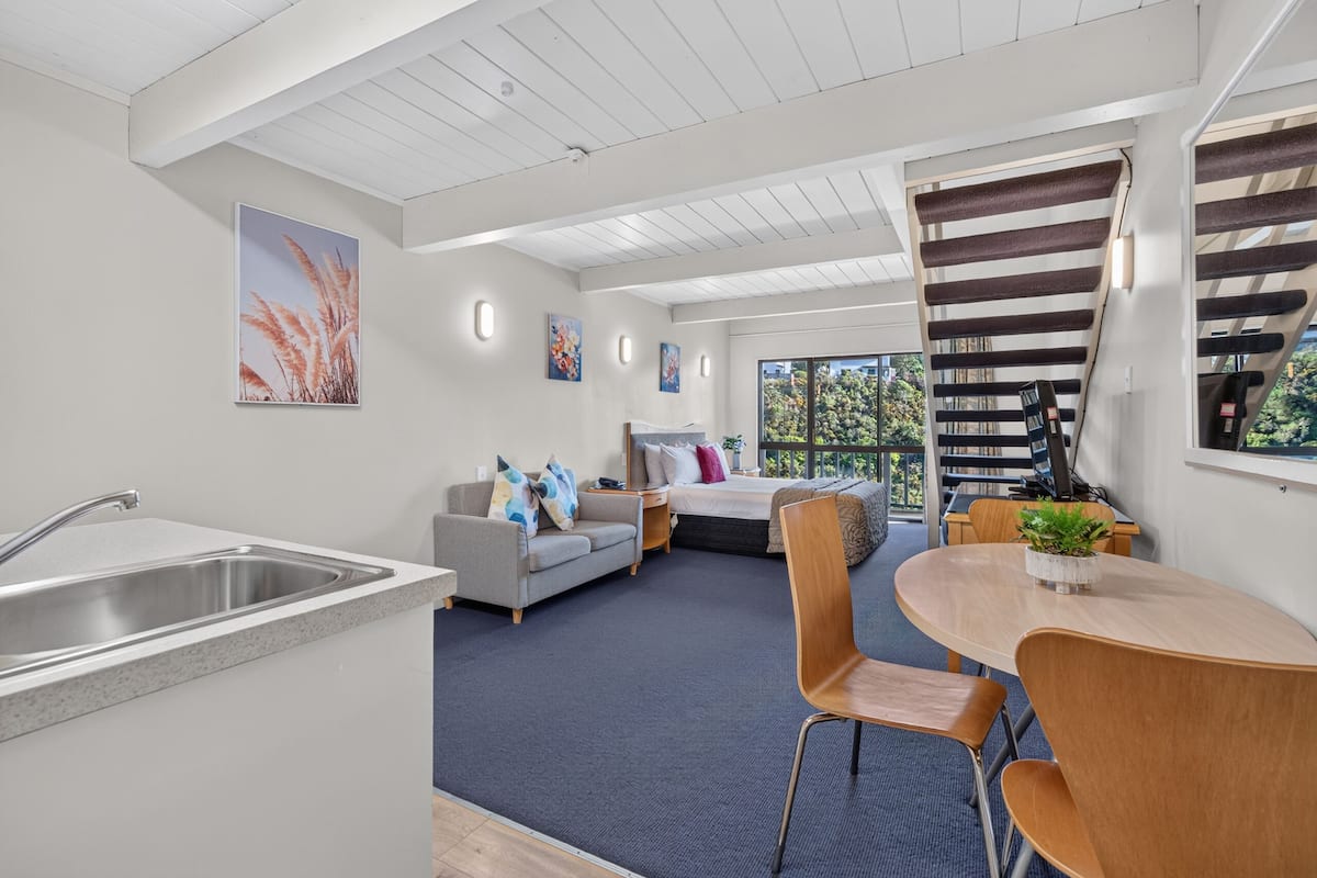 Duplex studio | Living area | 30-inch flat-screen TV with satellite channels, TV