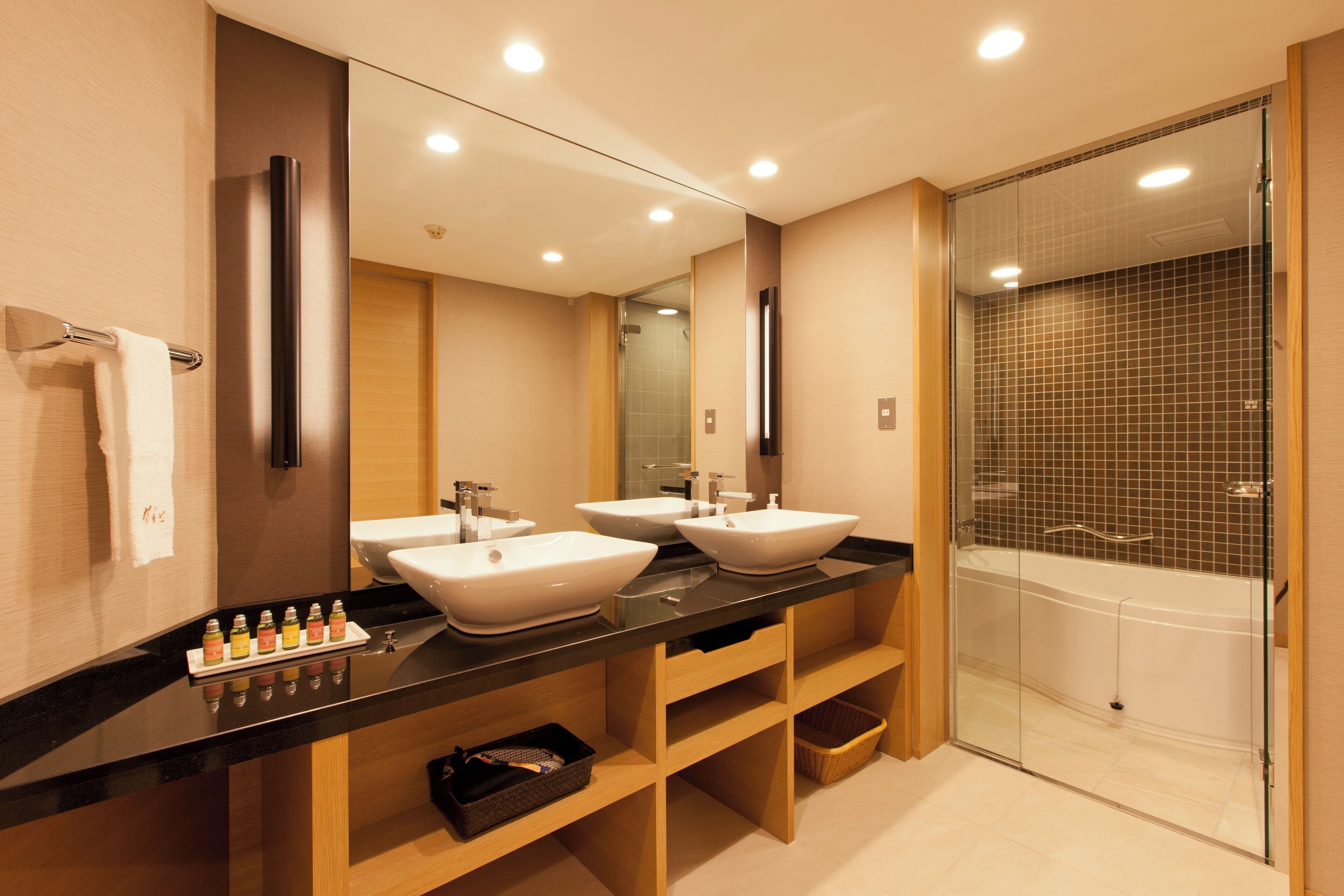 deluxe room, non smoking (japanese/western style, 2 bed + 6 futon), mountain view (99sqm) | bathroom | combined shower/bathtub, deep-soaking bathtub, free toiletries