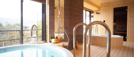 Un spa moderno con hidromasaje, sauna y vistas a las montañas.