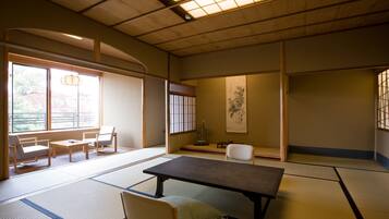 Una tradizionale stanza giapponese con pavimento in tatami, un tavolino basso e pannelli scorrevoli shoji.