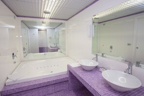 Ducha, artículos de tocador gratuitos, secador de pelo, pantuflas