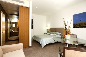 Sábanas italianas Frette, ropa de cama de alta calidad y minibar 