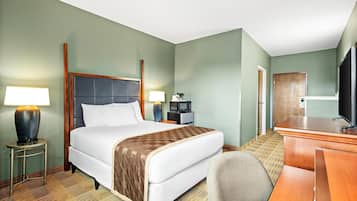 Escritorio, cortinas blackout y tabla de planchar con plancha